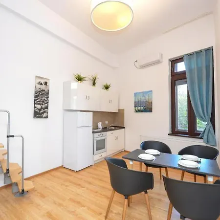 Experience Old Town Charm At Covaci 3br Appartement Boekarest