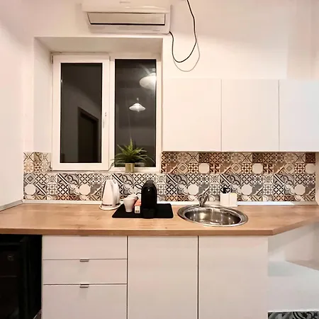 Experience Old Town Charm At Covaci 3br Boekarest