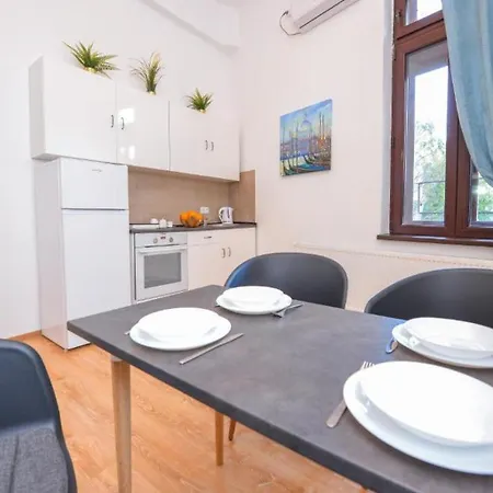 Experience Old Town Charm At Covaci 3br Bükreş