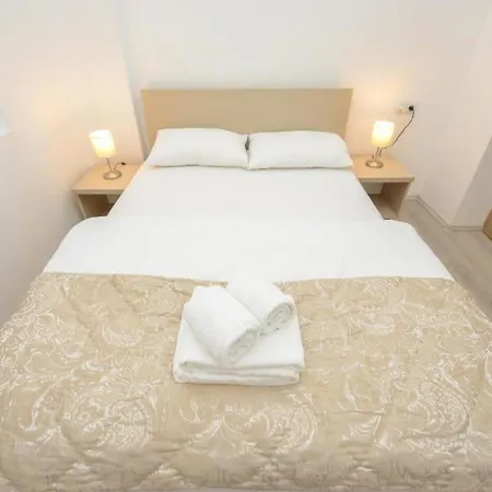 Experience Old Town Charm At Covaci 3br דירה *