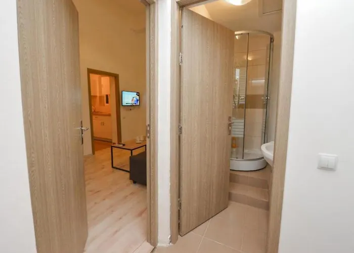 Experience Old Town Charm At Covaci 3br Boekarest