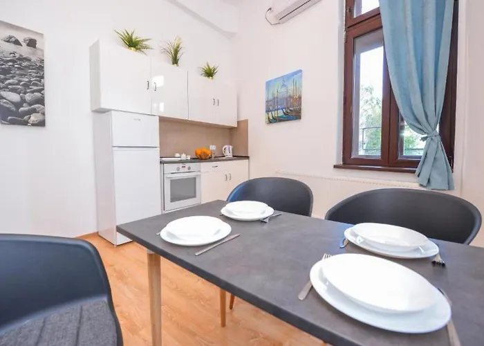 Experience Old Town Charm At Covaci 3br Boekarest