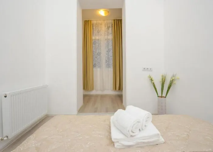 Experience Old Town Charm At Covaci 3br Appartement Boekarest